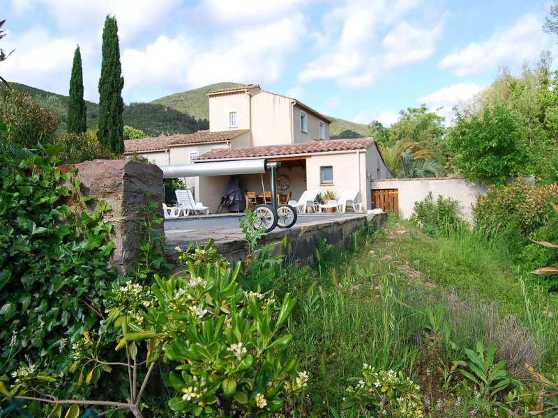 Child & dog friendly villa with private swimming pool and fenced garden on the river