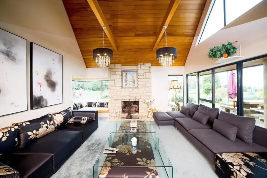 261 Holiday House