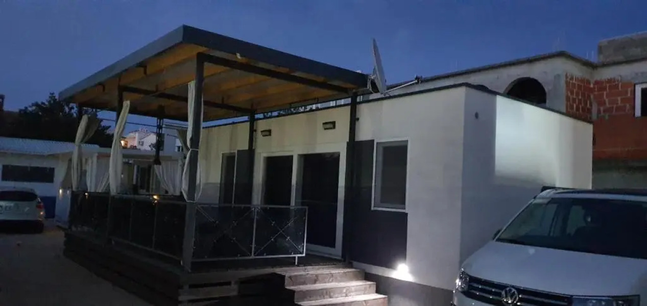 Pirovac Premium Luksuzni Mobile-Home on the beach 6 ležaja satelit tv wifi klima 2 x wc velika terasa full opremljena ljubimci dozvoljeni parkirno mjesto 10m do plaže pogodno za djecu mali obiteljski kamp 100m do centra mjesta