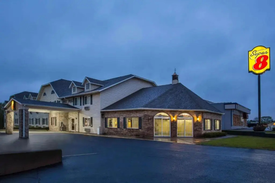 Super 8 Motel - Reedsburg