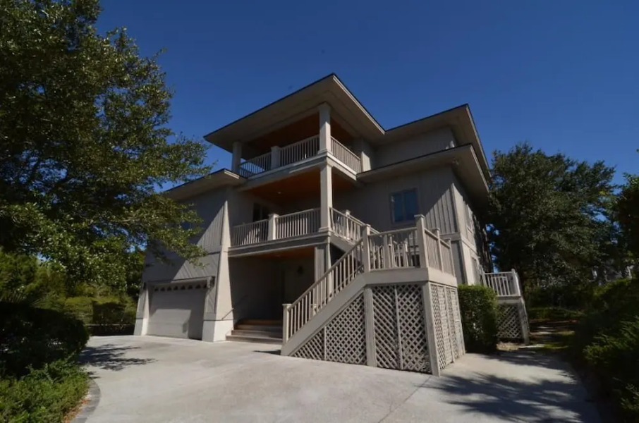 134 Maison Blanche 7 Br Home by RedAwning