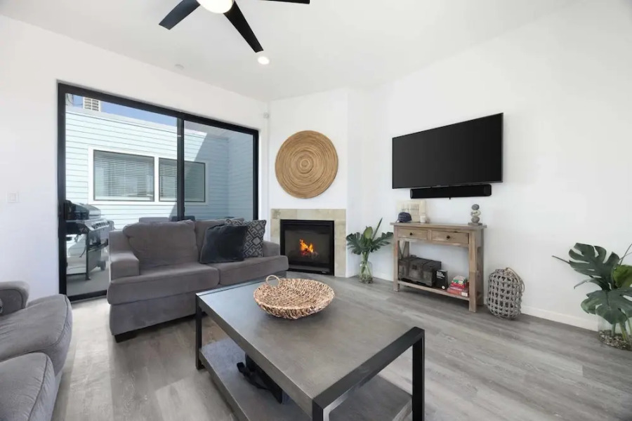 Oceanfront 2BR + Rooftop Deck, & Beach Access Strand Way B