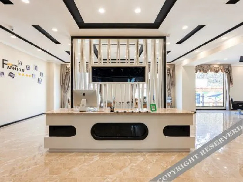 Red spruce Hotel, Bomi