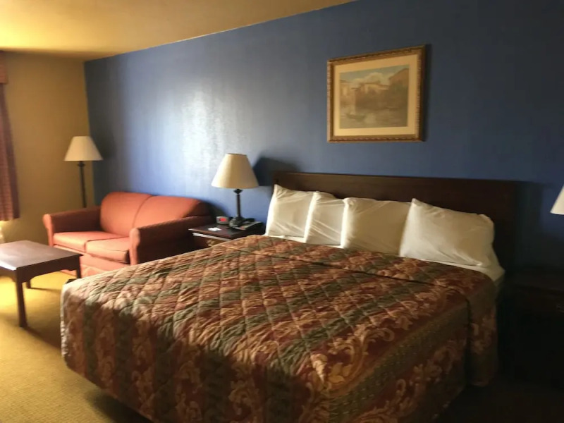 Econo Lodge Inn & Suites