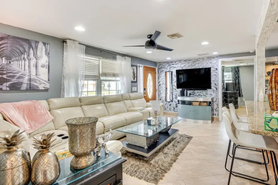 8 Mi to Sunset Beach: Home w/ Large Patio + Pool!