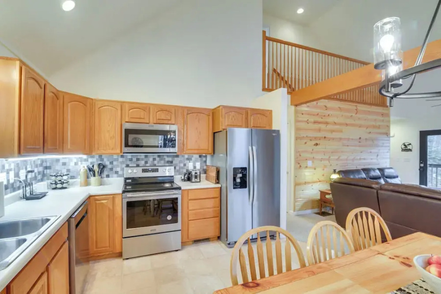 'the Eagles Nest at Alpine' Cabin w/ Fireplace!