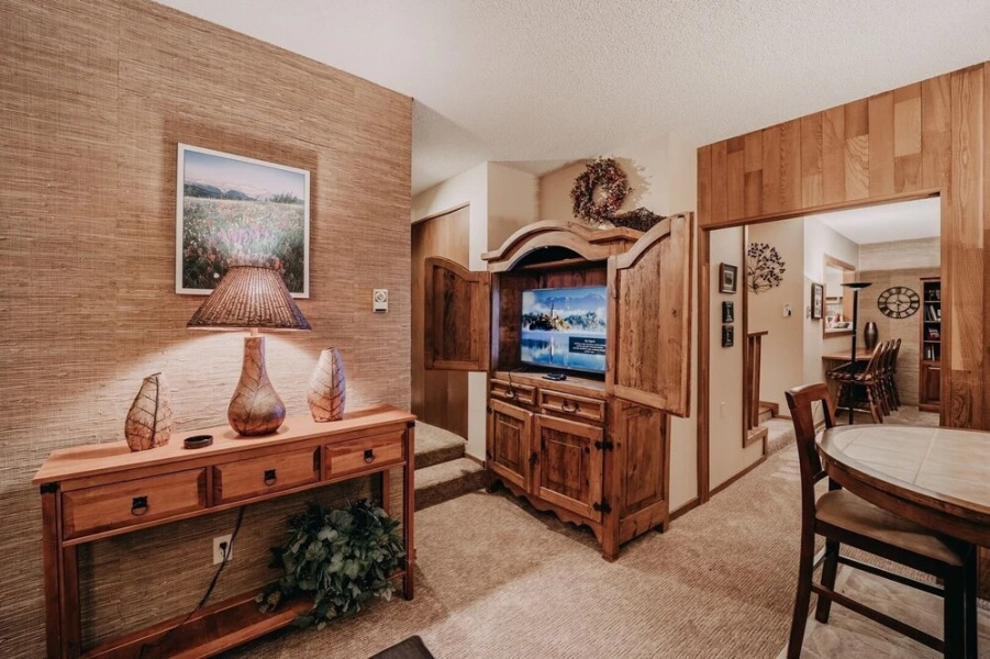 84sw - Sauna - Soaker Tub -  Fireplace - Sleeps 6 2 Bedroom Home by RedAwning