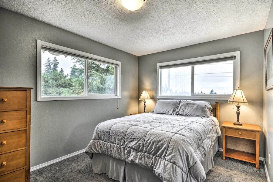 Vancouver Home w/ Hot Tub < 15 Mi to Portland!