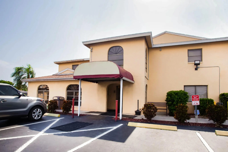 OYO Waterfront Hotel - Cape Coral/Fort Myers, FL