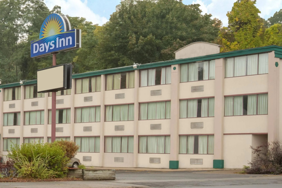 Schenectady Inn & Suites