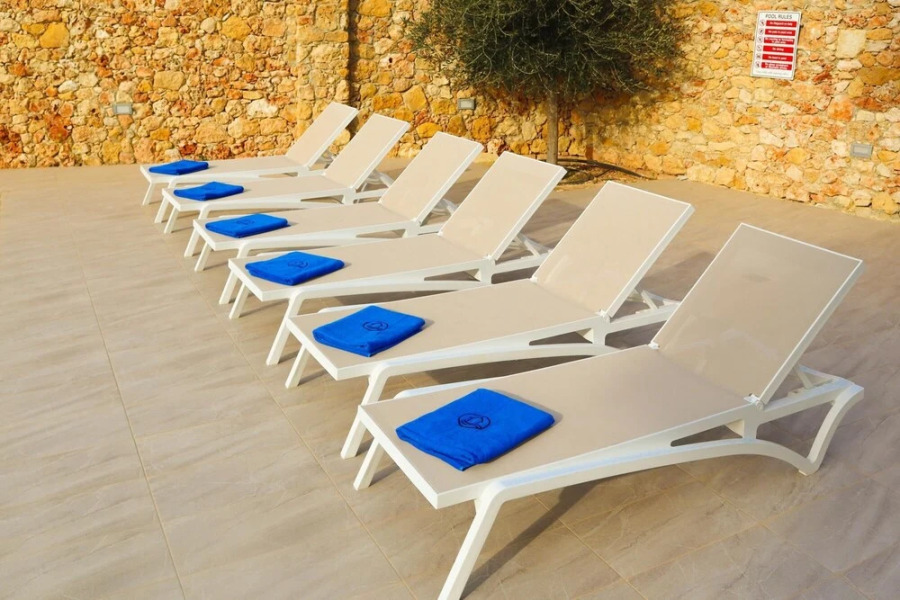 Comfortable Home With hot tub and Communal Pool