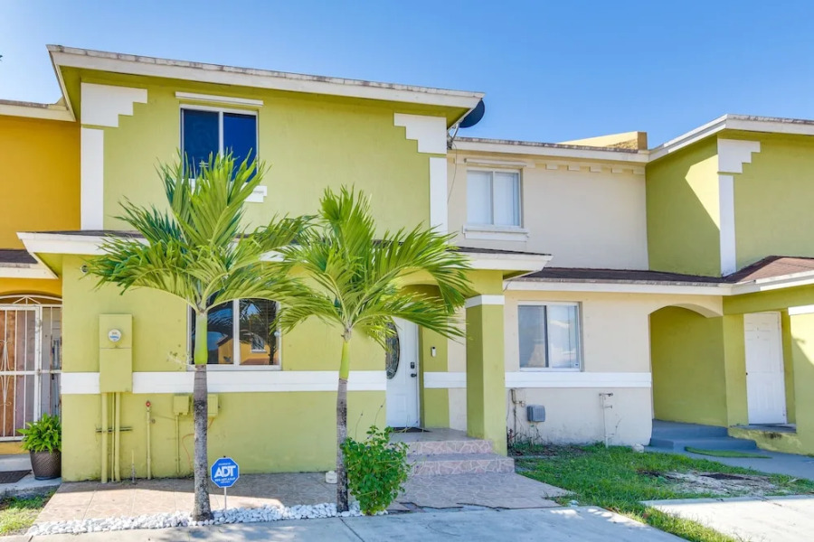 Opa-locka Townhome, 15 Mi to Miami Beach!