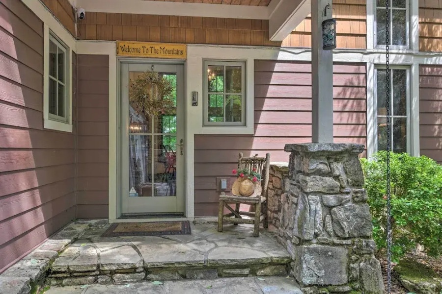 Luxe Lodge Near Smoky Mountains: Views & Hot Tub!