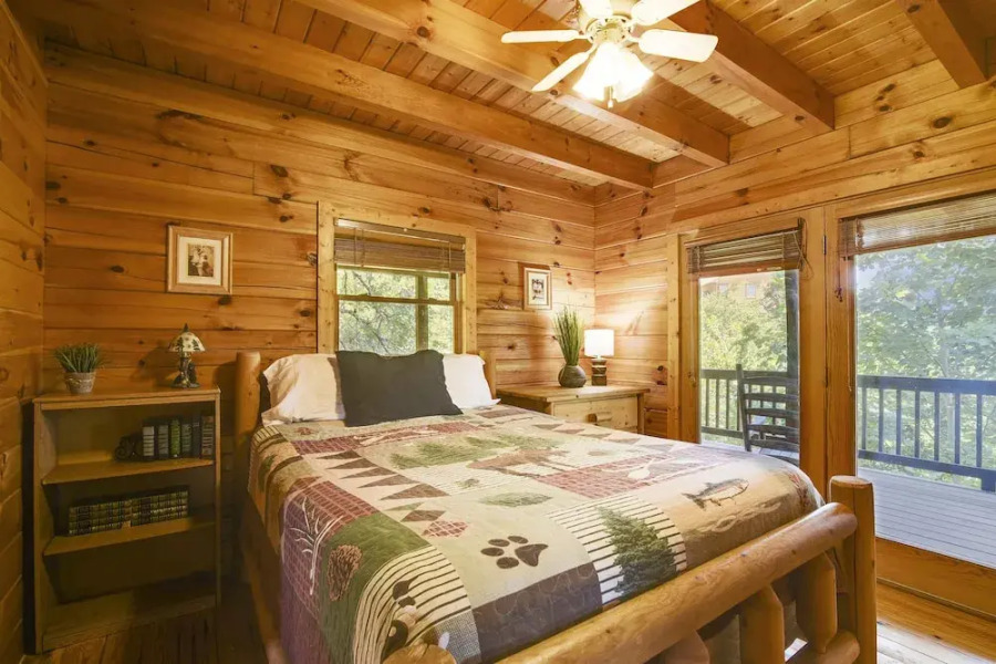 Mountain Serenity 2 Bedroom Cabin by RedAwning