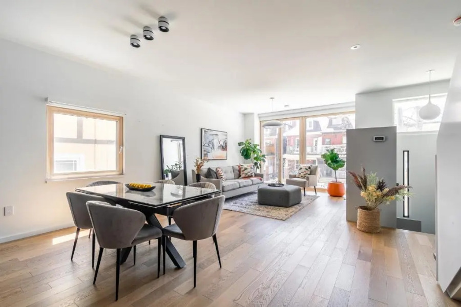 Modern Lakeside House in The Beaches