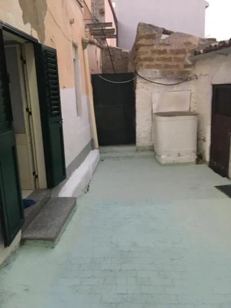 La piazza piccola alle spalle Del castello