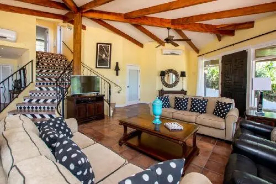 Luxury 4-bedroom home a short walk from the beach