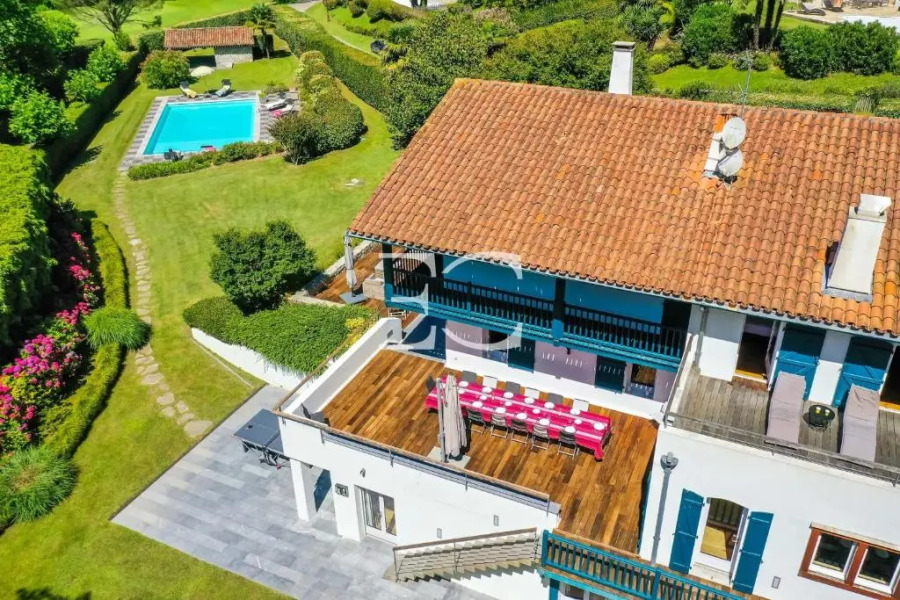 Easy Clés- Splendid 8 bedrooms property & pool