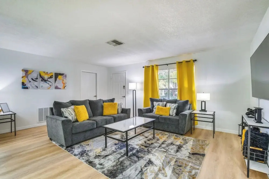 Home w/ Screened Porch, Near Weeki Wachee Springs!