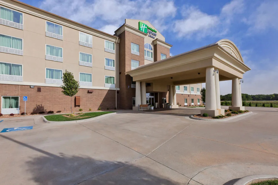 Holiday Inn Express Hotel & Suites Salina