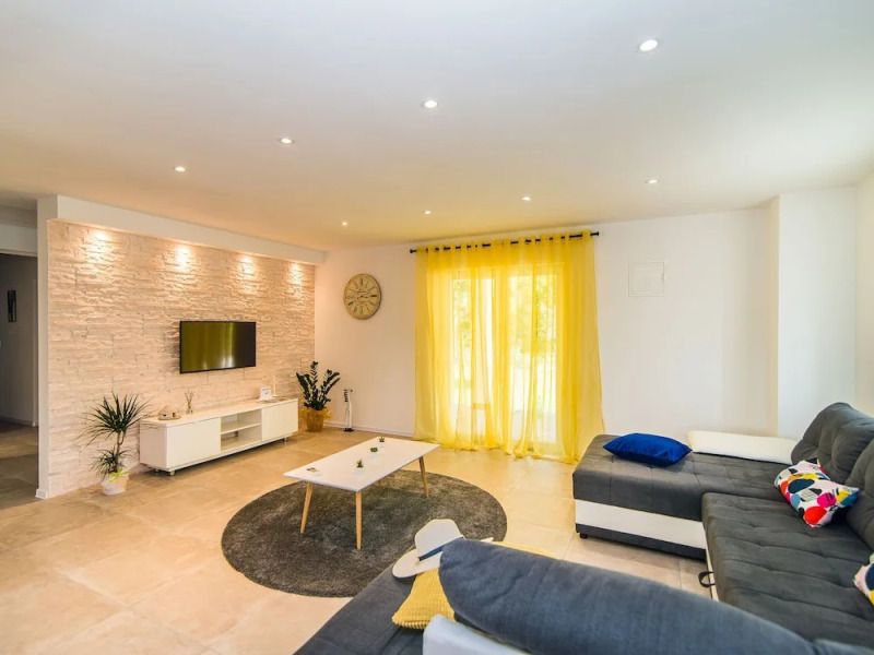 House With Private Pool For 10 People Surrounded By Vineyard In A Quiet Location