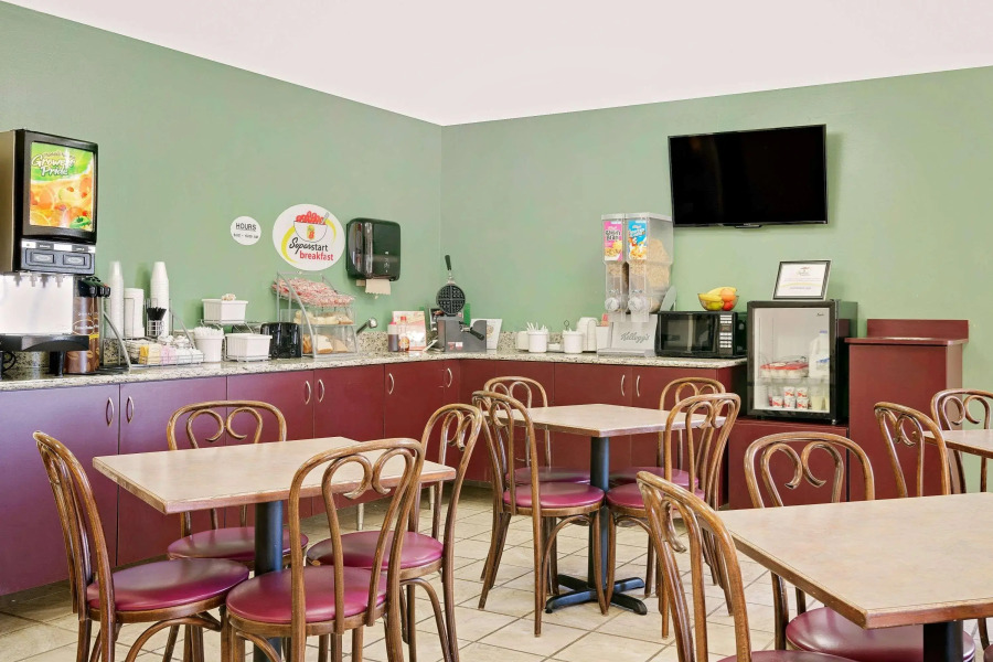 Super 8 by Wyndham Cloquet