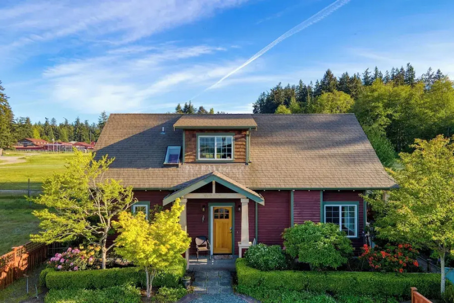 Sunny Backyard, Fireplace, Coastal Access in Peaceful Neighborhood Near Shopping