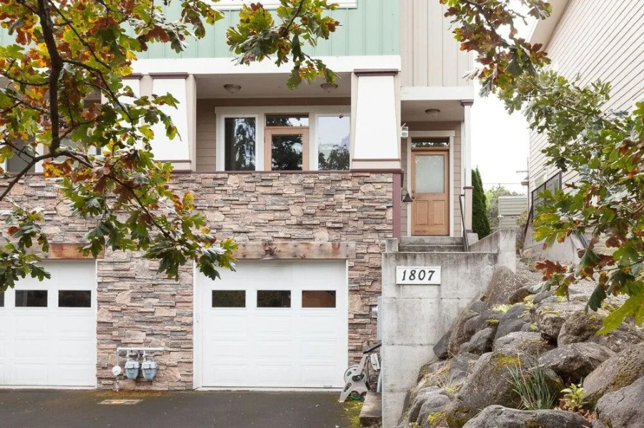 Columbia West 3 Bedroom Condo by RedAwning