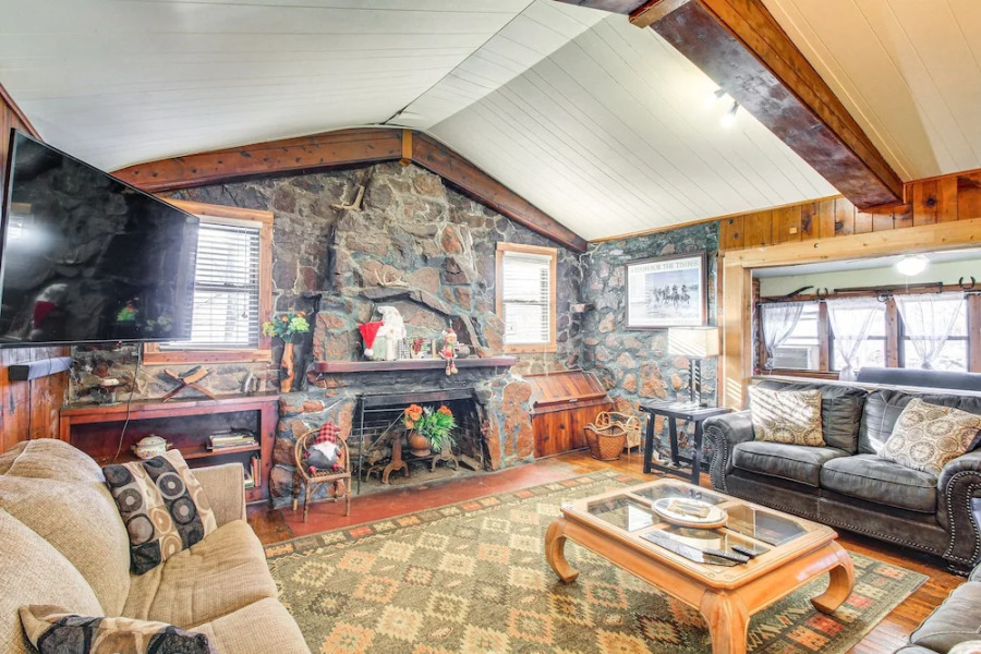 Medicine Park Getaway: Kayaks, Deck & Mtn Views!