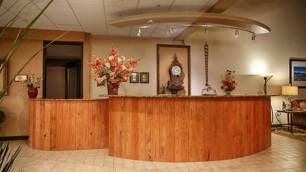 Best Western Plus Swiss Chalet Hotel & Suites