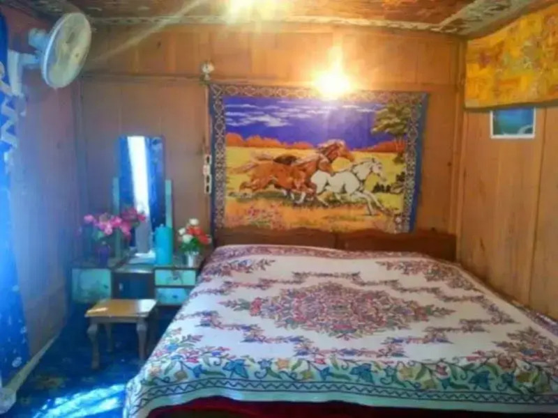 New Retreet Group of Houseboats