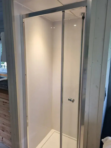 Glamping Hut - Sleeps 2, hot tub & Parking