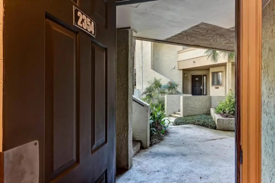 2354/56-courtside Villas