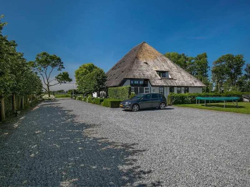 Spacious Holiday Home De Pauwenhof