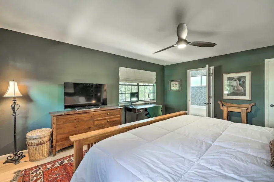 Dripping Springs Cabin w/ Pool, Hill Country Views