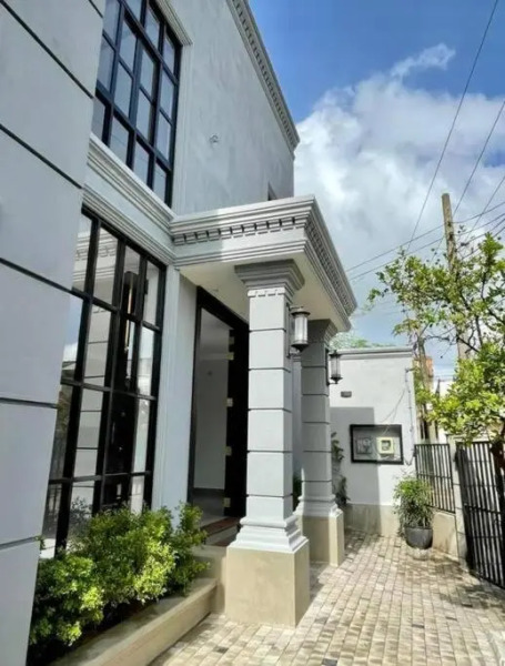 Lovely 2-bedroom holiday home with free parking.