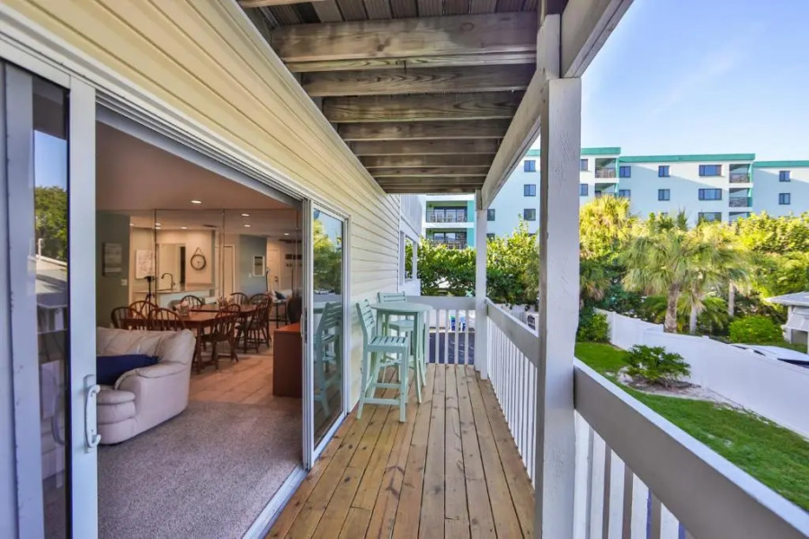 100 steps to Indian Rocks Beach, ocean side, 2 bedroom updated condo