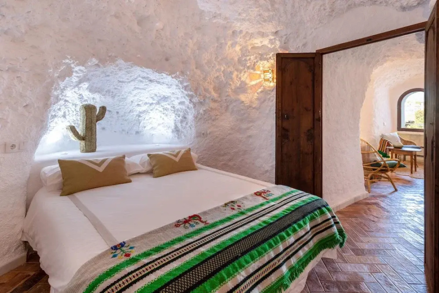 Traditional Cave House With Swimming Pool Near to City Center. Cueva del Cadí