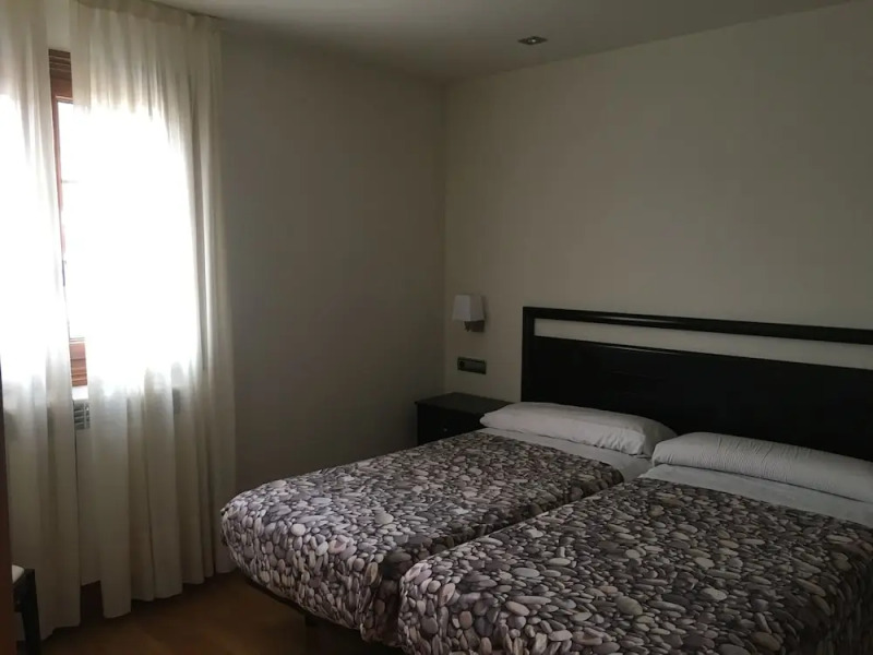 Hostal y Albergue Haizea - Hostel