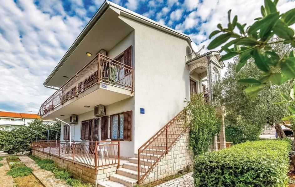 Stunning Apartment in Malinska With 3 Bedrooms and Wifi