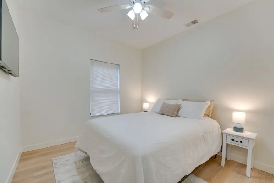 St Clair Apartment - Walk to River & Boardwalk!