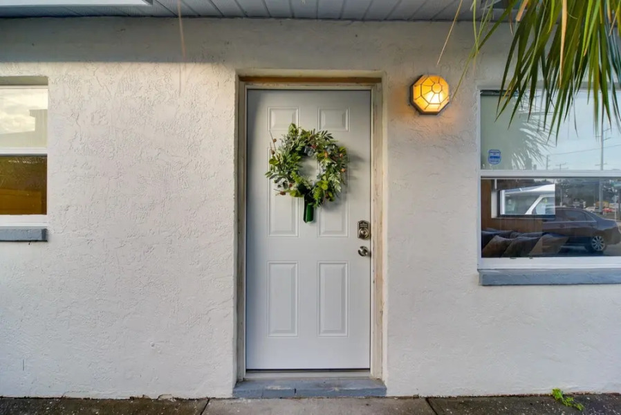 Ideally Located Palm Harbor Condo: Walk Downtown!