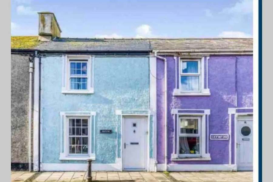 #13 Tabernacle Str. Cosy little house by the sea.