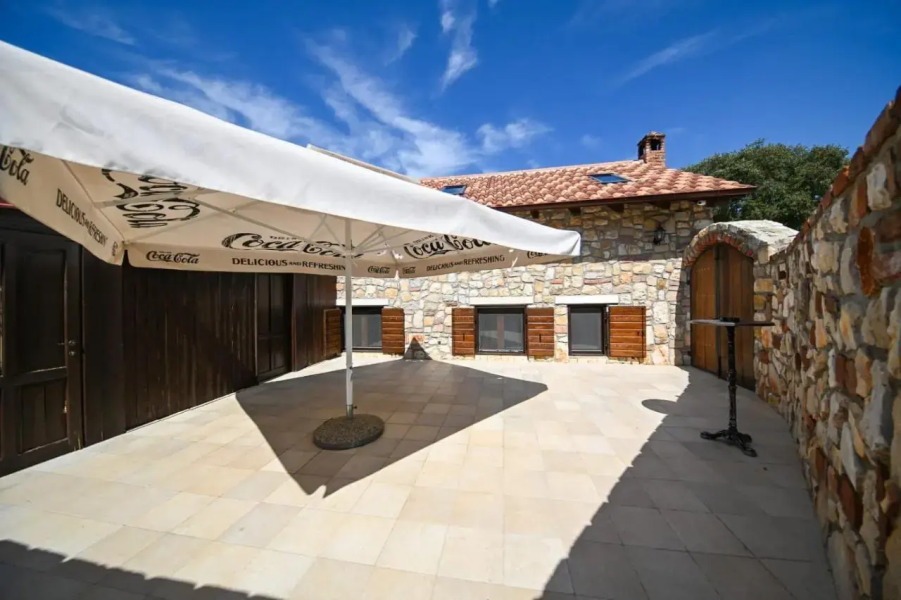 Authentic Stone House Stela & Lea