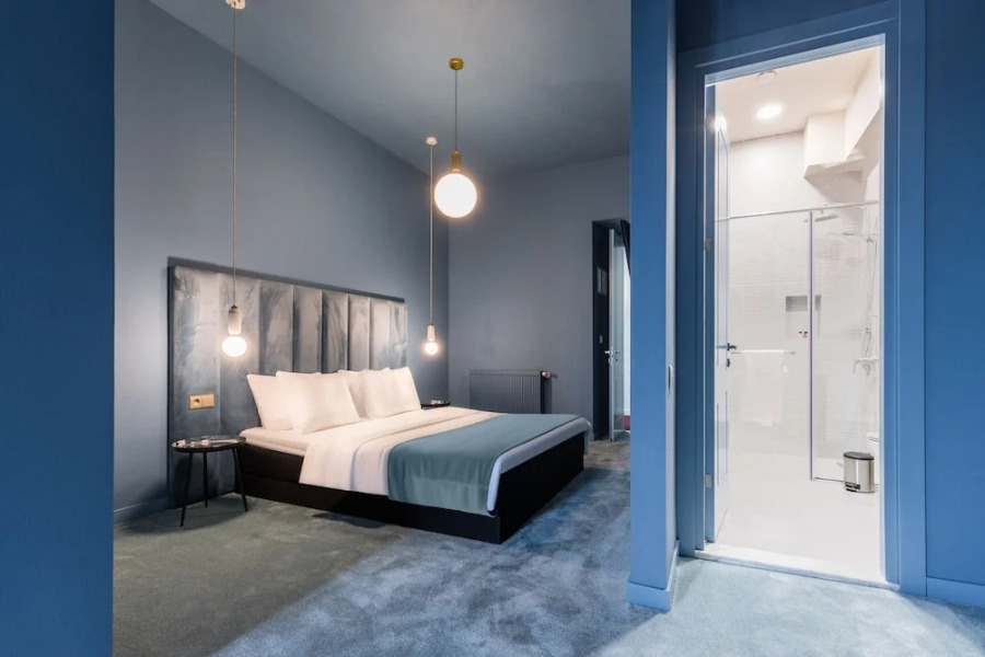 Отель HB Freeze Inn