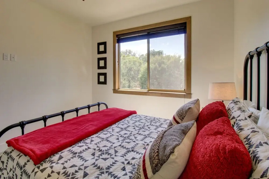 Show Low Cabin w/ Deck, Near Golfing & Hiking!