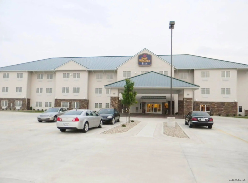 Green Mill Village Hotel & Suites, BW Signature Collection