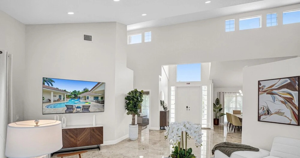 8 Br Villa with Pool & Basketball Court