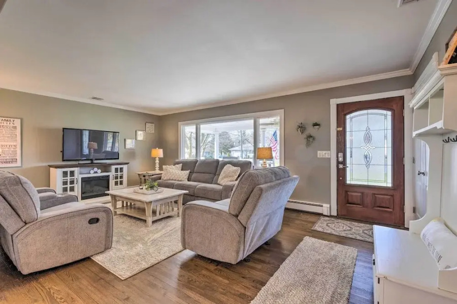 Mattituck Home w/ Fireplaces - Near Wineries