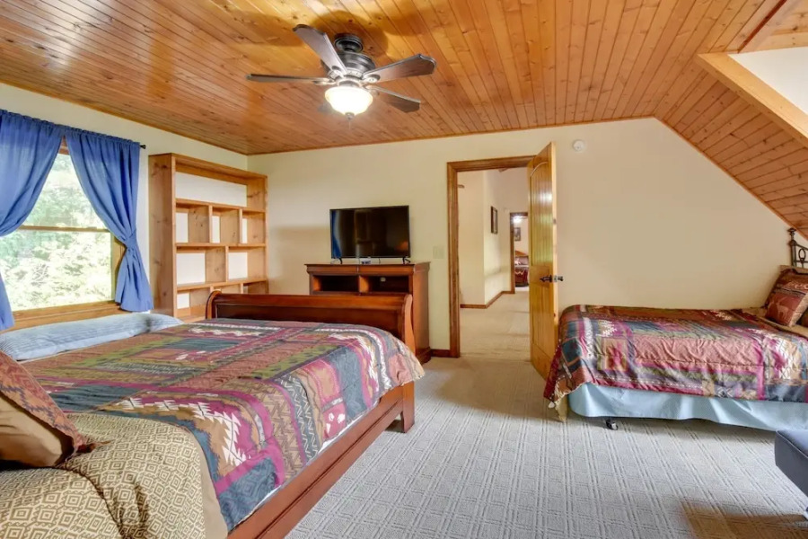 Hot Tub, Game Tables & Mtn Views: Ellijay Cabin